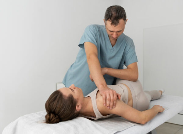 Chiropractor in Vaishali performing spinal adjustment at Corefit Physiocare