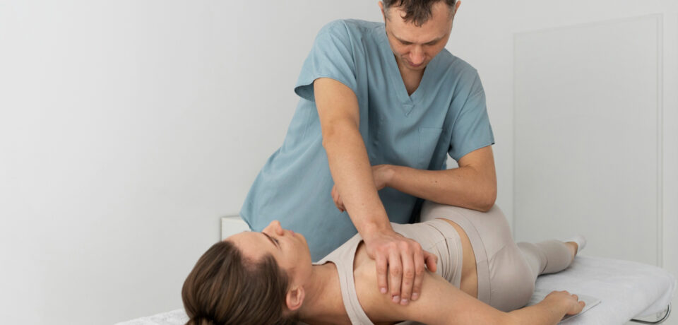 Chiropractor in Vaishali performing spinal adjustment at Corefit Physiocare
