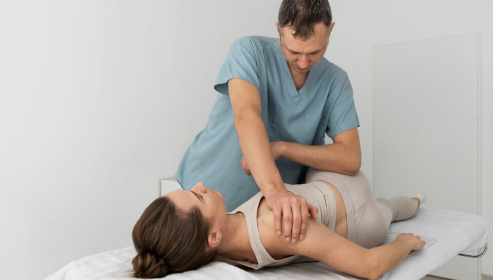 Chiropractor in Vaishali performing spinal adjustment at Corefit Physiocare